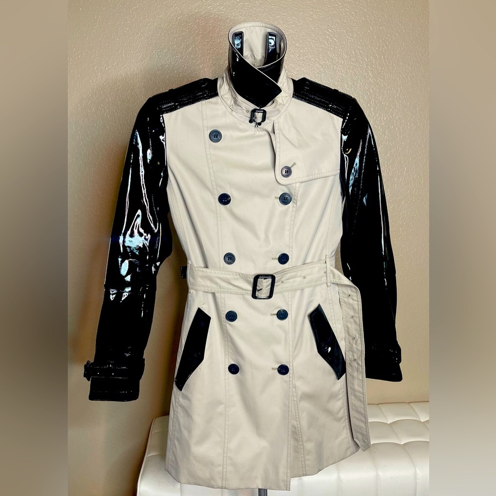 Burberry trench coat. Size U.S. 6 colors Tan & Black